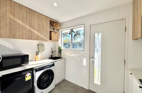 Belmont Apartment | Modern Belmont Suite Easy access to CBD & Bayside