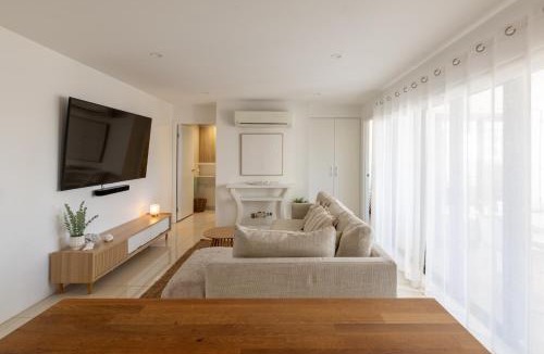 Broadbeach Waters Apartment | Modern Broadbeach Apartment City View