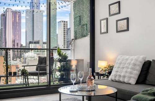 Chinatown Apartment | Modern CBD 2BR Free Parking + Stunning City Views