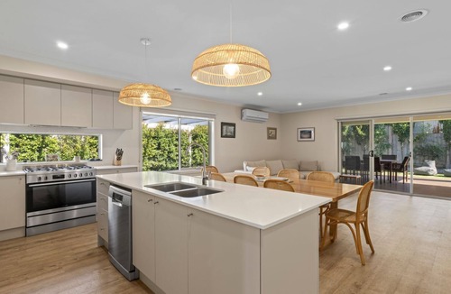 St Leonards House | Modern Coastal Retreat Close to the St Leonards Foreshore