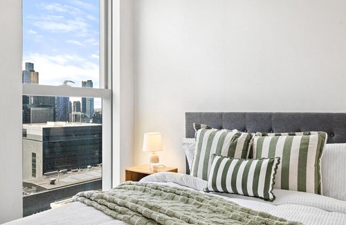 Docklands Apartment | Modern Docklands 2B1B APT - City View , Pool, Gym, Free Parking