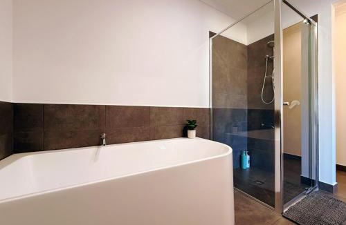 Charlemont House | Modern Geelong Escape with EV Charger - Geometry