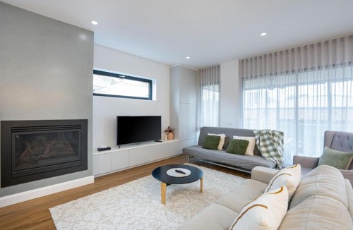 Preston House | Modern Home - gr8 4 groups by Custom Bnb Hosting