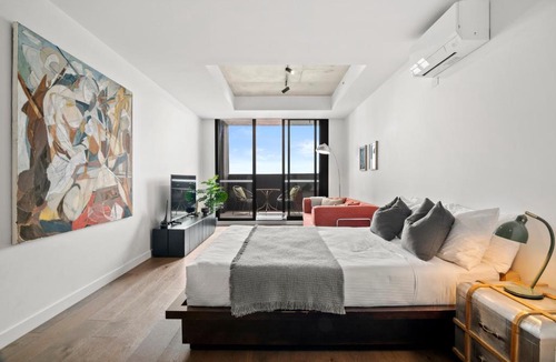 Collingwood North Apartment | Modern Industrial Hideaway