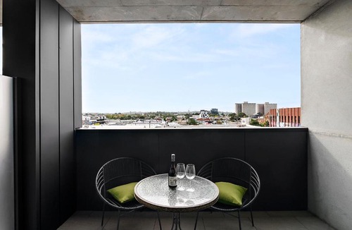 Collingwood North Apartment | Modern Industrial Hideaway
