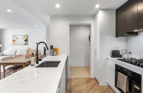 Southport Apartment | Modern LUX 2BR High-Floor apt | Ocean Views, Pool