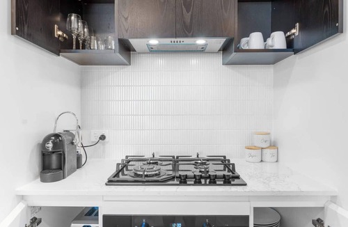 Southport Apartment | Modern LUX 2BR High-Floor apt | Ocean Views, Pool