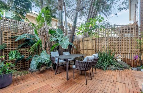 Glen Iris House | Modern Nomads Charming Glen Iris 2BR Townhouse with Free Parking