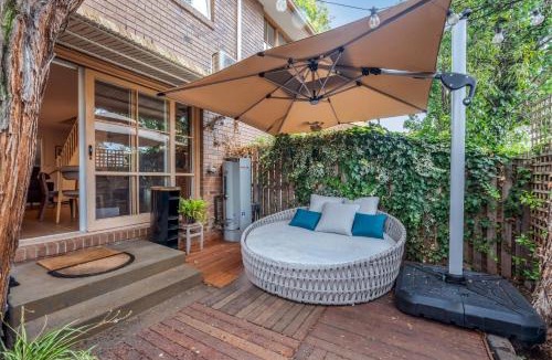 Glen Iris House | Modern Nomads Charming Glen Iris 2BR Townhouse with Free Parking