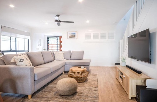 Mudjimba House | Modern Pet-friendly Mudjimba Townhouse