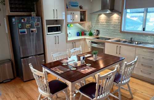 Yagoona Apartment | Modern private and peaceful "Fonzy" Central located popular events
