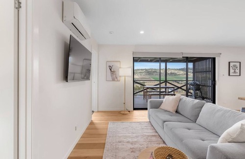 Richmond House | Modern & Scenic Valley Escape