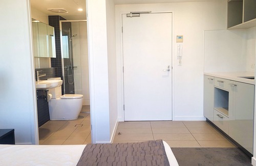 Milton Apartment | Modern Studio close to Suncorp Stadium + Parking