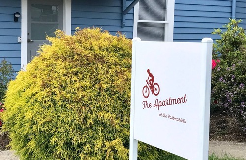Derby Apartment | Modern studio comfort for couples within Derby village metres from MTB Trails