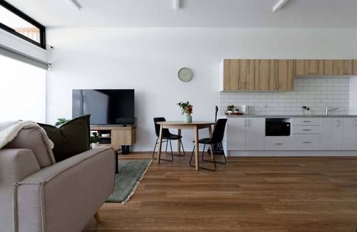 Hillcrest Apartment | Modern Studio Near Burnie | Cozy & Bright