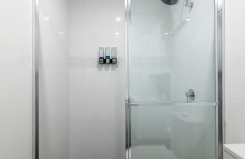Surry Hills Apartment | Modern Studio with Aircon Private Balcony
