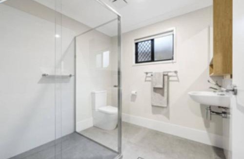 Sunnybank House | Modern Studio with Garden Views in Shared Home - Apartment