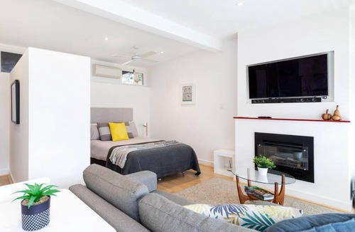 Hazelwood Park Apartment | Modern Stylish Self-contained Studio Apartment