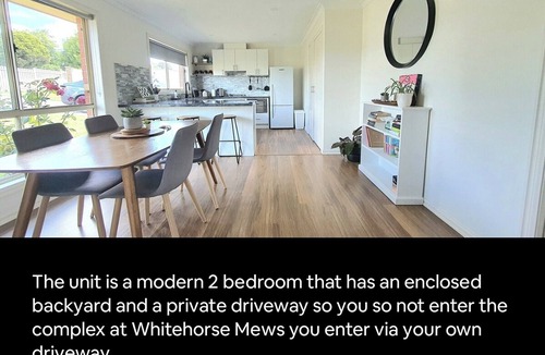Mount Clear House | Modern Unit 4 kms To Sovereign Hill | 1-6 Guests w/Garage and Backyard