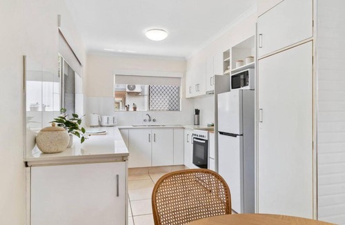 Surfers Paradise Apartment | Monaco Escape - Seaside Stay near Dining and Nightlife