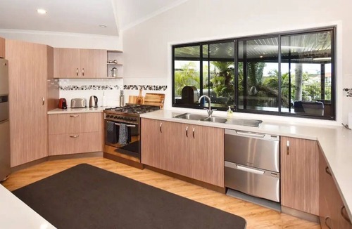 Minyama House | Mooloolaba Waterfront Living - Holiday Luxury ZC6