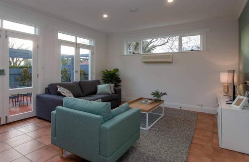 Cumberland Park House | Morris Cottage - Spacious Abode in Easy Location