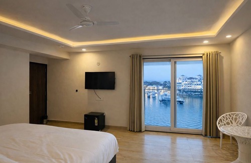 Lake Swaroop Sagar Hotel | Moti Mahal Lakeview Pichola Hotel