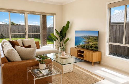 Morayfield House | Mountain Breeze Retreat - Brand New 4BR Home
