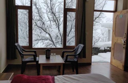 Vashist Bed & Breakfast | Mountain View -bedroom, bed & breakfast in welcoming Manali