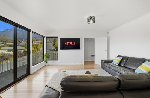 Lenah Valley House | Mountain Views in a Quiet Neighbourhood also Close to CBD