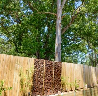 Kangaroo Valley House | Myrtle Tree Lodge Trunks - stand alone lodge in the Heart of village