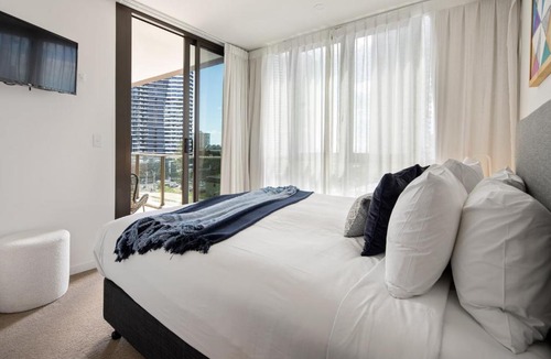 Broadbeach Apartment | Nami Escape - Resort Comfort near Beach & Casino