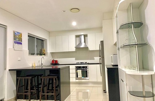 Bankstown House | Near Train/Shopping at Bankstown