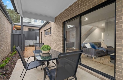 Beechworth House | New Central 2 bedroom townhouse!