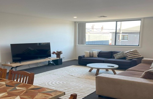 Cooks Hill Apartment | *new property* Darby Delight - walk to beach and restaurants