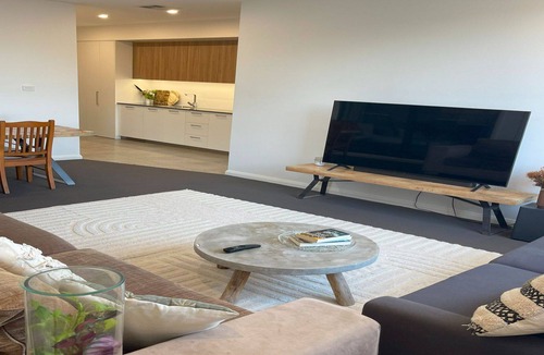 Cooks Hill Apartment | *new property* Darby Delight - walk to beach and restaurants