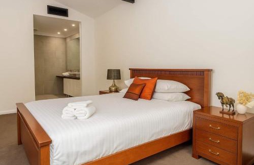 Newcastle West House | Newcastle CBD Penthouse, Spa & Entertainment