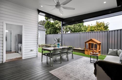 Carrington House | Newcastle Harbour Cottage - Walk to Cafés & Bars