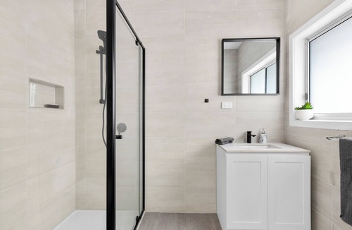 Brooklyn Bed & Breakfast | Newly Built- Master Ensuite in Shared House: Close to CBD/Melb Airport/Highpoint