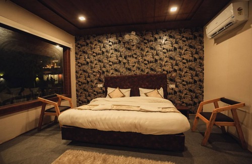 Geeta Nagar Hotel | Night in Paradise