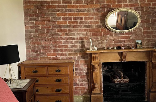 Eglinton House | Nilgiri Cottage is self contained, quiet and comfortable, 10 mins from Bathurst.