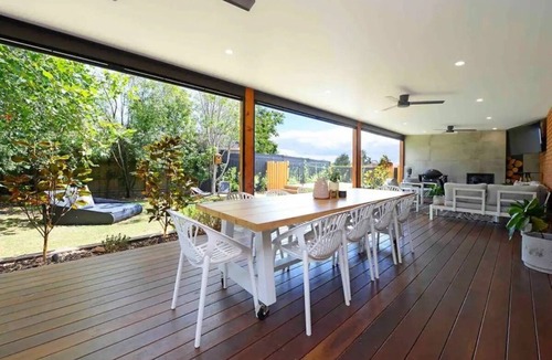 Frankston East House | Nirvana Retreat - Large modern 5 bedroom house with outdoor spa