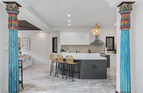 Thirroul House | nThirroul Luxury Escape Pool Spa Theater/Games room Fireplace Sleeps 12