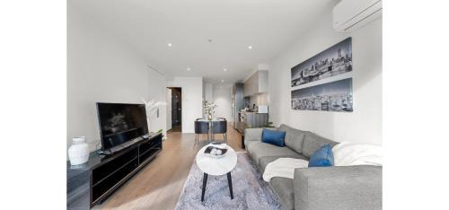Docklands Apartment | NYE Chic Waterfront 2BR Luxe With Pool, Gym, Parking