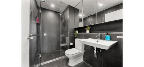 Docklands Apartment | NYE Chic Waterfront 2BR Luxe With Pool, Gym, Parking