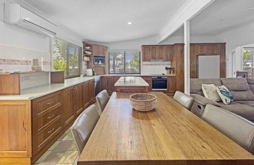 Barrack Point House | Oasis Coastal Stay - 1min walk to beach!