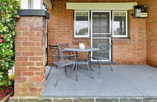 Glenroi House | Oasis on Warrendine - Pet Friendly + Close to CBD