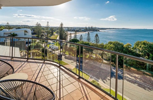 Moffat Beach Apartment | Ocean Front Views with Rooftop Terrace