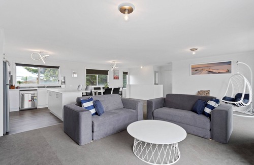 Surf Beach House | Ocean Pearl by Ready Set Stay - 10 min Walk to the Beach, BBQ