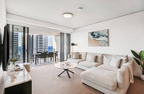 Broadbeach Apartment | Ocean View 3-Bed with Gym, Pool